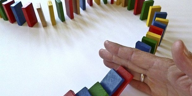Dominosteine Dominosteine in Reihe aufgestellt